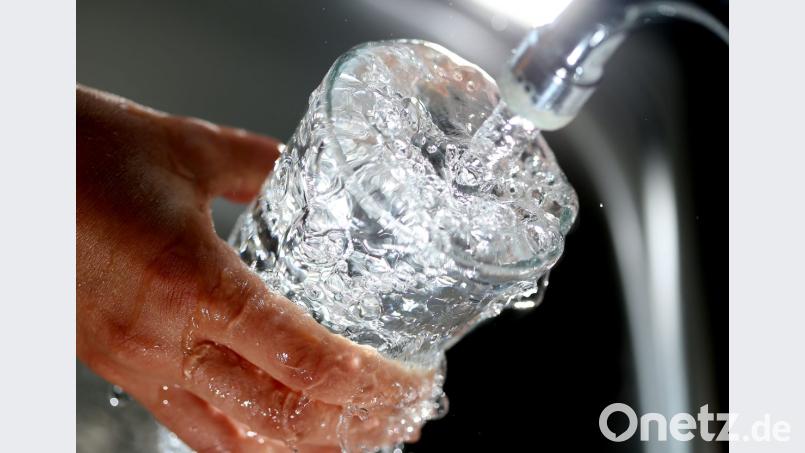 Bei einer Probe des Trinkwassers im Versorgungsgebiet Regenstauf wurden coliforme Keime entdeckt. Bild:  Oliver Berg/dpa