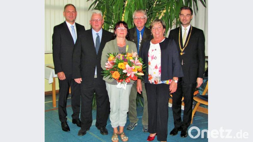 Dieter Nikol (Zweiter von links), Claudia Bertelshofer (Dritte von links) und Klaus-Hannes Kahler (Dritter von rechts) bekamen Ehrenamtsurkunden. Bild: sei