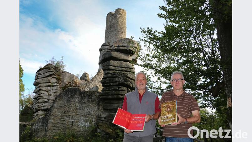 Vor der Burgruine Weißenstein präsentieren Norbert Reger (links), erster Vorsitzender der Gesellschaft Steinwaldia Pullenreuth, und Herausgeber Franz Hoffmann (rechts) ein einzigartiges Werk. Das Buch „Burgruine und Herrschaft Weißenstein“ wird am 5. Oktober der Öffentlichkeit vorgestellt. Bild: bsc