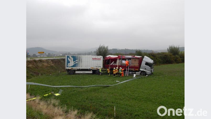 Wo ist der Fahrer? Verspätet erhalten die Rettungskräfte die Meldung, dass sich der leicht verletzte 35-Jährige bereits bei der Polizei befindet. Sie stellen daraufhin den Brandschutz sicher, da sich auf der Ladefläche Lacke und Lösungsmittel befinden. In Flüssigkeitsschutzkleidung binden sie die ausgelaufenen Flüssigkeiten ab. Bild: mde