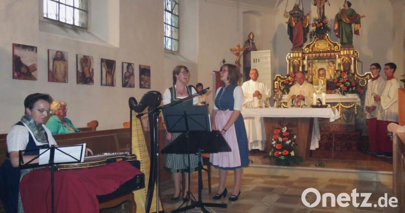 Am Fatima-Tag zelebriert Regionaldekan Ludwig Gradl in der Bergkirche die Eucharistie. Die Stauber-Moidln, von Rita Butz auf der Zither begleitet, versetzen die Gottesdienstbesucher in andächtige Stimmung. Bild: rha