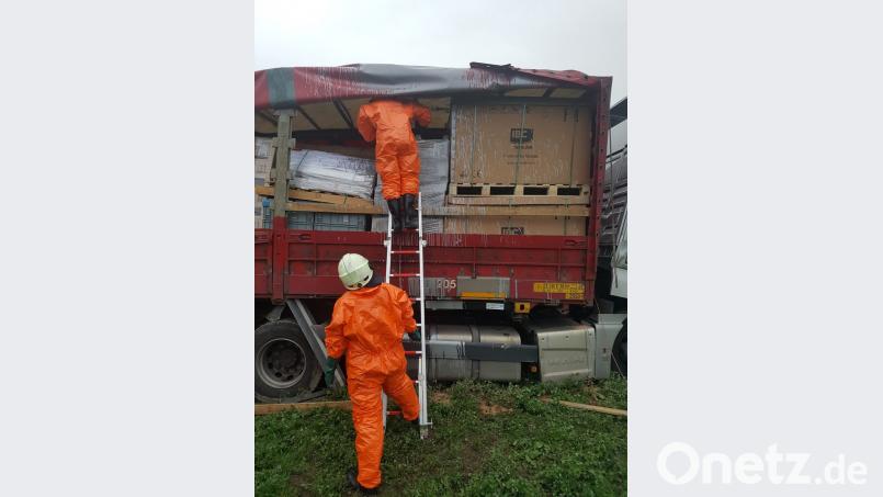 Mit Bindemittel naehmen die Feuerwehrleute auslaufende Öle und Lacke auf. Bild: mde