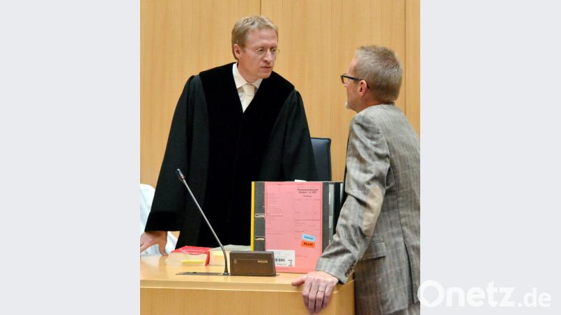 Das erste Plädoyer hält am Freitag Staatsanwalt Peter Frischholz. Rechts im Bild Nebenklagevertreter Tobias Konze. Bild: ca