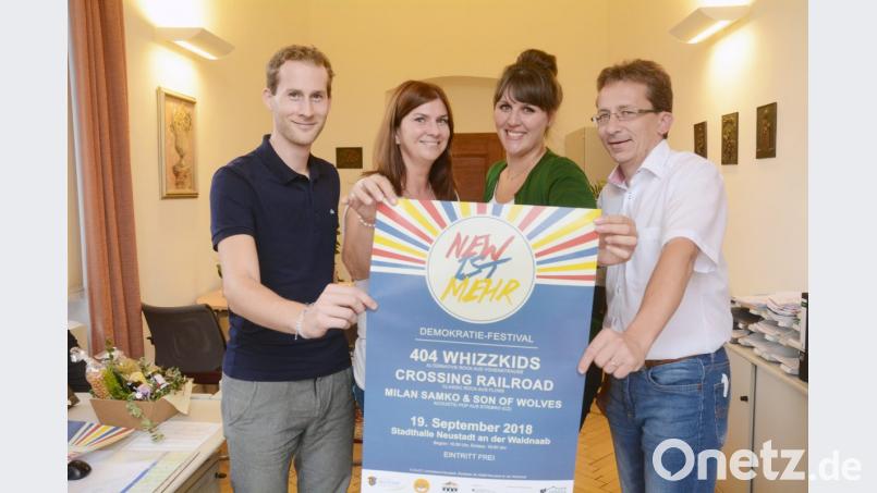 Hannes Gilch, Claudia Prößl, Anna Schätzler und Martin Neumann (von links) hoffen, dass ihre Idee eines Demokratiefestivals in Form einer After-Work-Party mit drei Bands am Mittwoch viel Publikum in die Stadthalle Neustadt lockt. Bild: Gabi Schönberger
