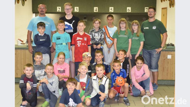 Jugendleiter Helmut Neudecker (links) und Florian Kubeng (rechts) mit einigen teilnehmenden Kindern. Bild: exb