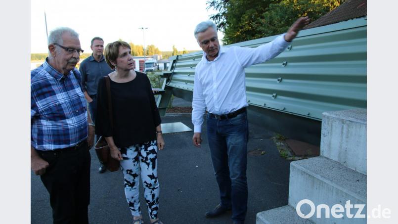 Kassecker-Ingenieur Josef Andritzky (rechts) führt der SPD-Landtagskandidatin Annette Karl (Mitte) seine innovative Lärmschutzwand vor. Bild: jrh
