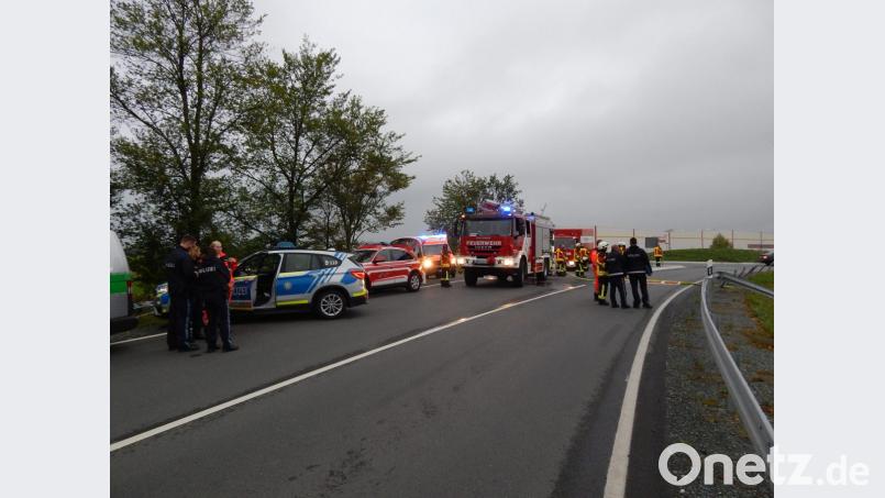 Die Staatsstraße 2168 ist während der Einsatzmaßnahmen komplett gesperrt. Neben den Beamten der Kemnather Polizei ist auch eine Streife aus Eschenbach vor Ort. Bild: mde