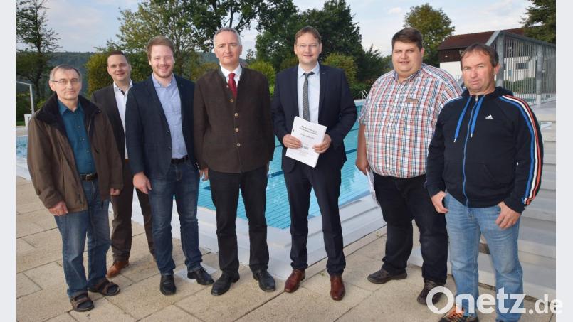 Beim Ortstermin im Freibad (von links): Gemeinderat Heinz Pickel, das Vorstandsmitglied des JU-Ortsverbands Birgland/Illschwang, Sebastian Zeisig, CSU-Bezirkstagskandidat Henner Wasmuth, Landtagsabgeordneter Harald Schwartz, Staatssekretär Hans Reichhart, Bürgermeister Dieter Dehling und Bademeister Stefan Behringer. Bild: no