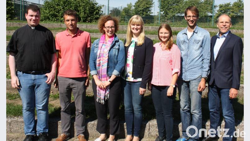 Sieben neue Lehrkräfte wurden am Ortenburg-Gymnasium von Schulleiter Ludwig Pfeiffer (rechts) begrüßt. Bild: lg