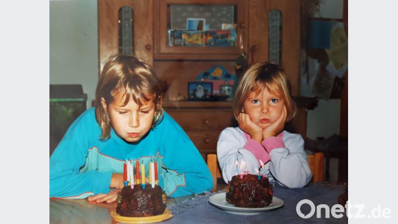 Zwei kleine Gugelhupf, unterschiedlich viele Kerzen: Unsere Redakteurin hat am gleichen Tag Geburtstag wie ihre drei Jahre ältere Schwester - und findet das super. Bild: wih