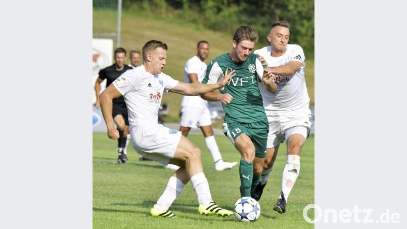 Auch von zwei Gegenspielern lässt sich der Gebenbacher Johannes Scherm (Mitte) in dieser Szene nicht stoppen, ebenso wie der Bayernliga-Spitzenreiter von der Konkurrenz nicht aufzuhalten ist: Die Mannschaft von Trainer Faruk Maloku gewann die letzten acht Spiele, in den fünf Heimpartien dieser Saison gab es fünf Siege. Bild: Hubert Ziegler
