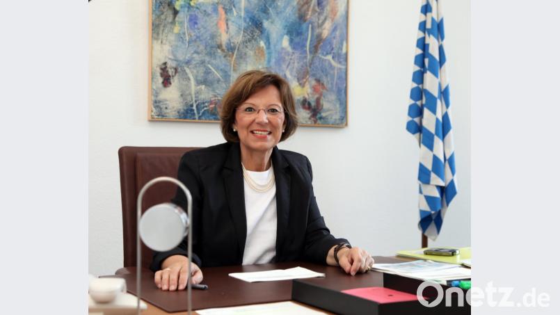 Emilia Müller in ihrem Münchner Büro als Staatsministerin für Europaangelegenheiten. Bild: Gerhard Götz