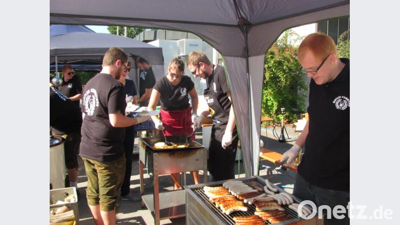 Die Helfer des Manteler Stammtischs waren am Bratwurstgrill und beim Dotschbacken schwer beschäftigt. Vor allem nach Dotsch war die Nachfrage groß. Bild: sei