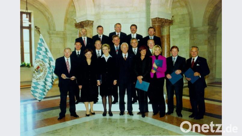 Ministerpräsident Edmund Stoiber (vorne, Vierter von links) holte Emilia Müller (vorne, Zweite von links) 2003 als Staatssekretärin ins Kabinett. Bild: exb/Bayerische Staatskanzlei