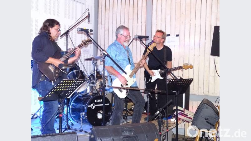 Ian Gillan und Jon Lord, die alten Haudegen von Deep Purple, hätten ihre Freude an ihnen gehabt: Die Band Southwards aus Regensburg gesellte sich erstmals an den Amberger Musikerstammtisch. Bild: hou