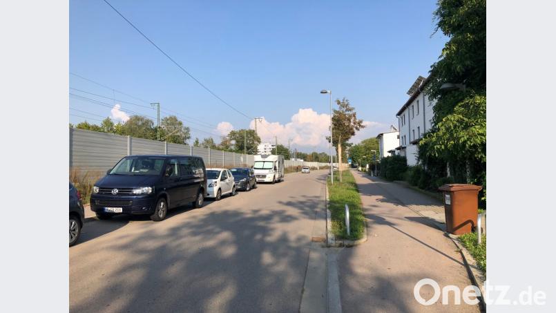 Lärmschutz-Wand im Regensburger Westen: Anwohner blicken auf eine graue Mauer. Bild: jrh