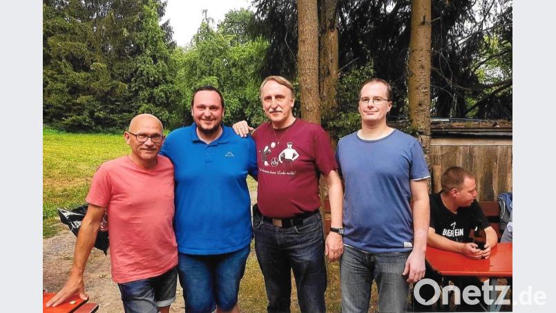 Spezieller Gast beim „Dankeschön“ von Michael Geigenmüller (Zweiter von links) war das Rettungsteam von 2008: Notarzt Prof. Dr. Holger Rupprecht (Zweiter von rechts), Reinhard Maul (links) und Jürgen Gebhardt (rechts), die damals als Rettungssanitäter dabei waren. Bild: gpa