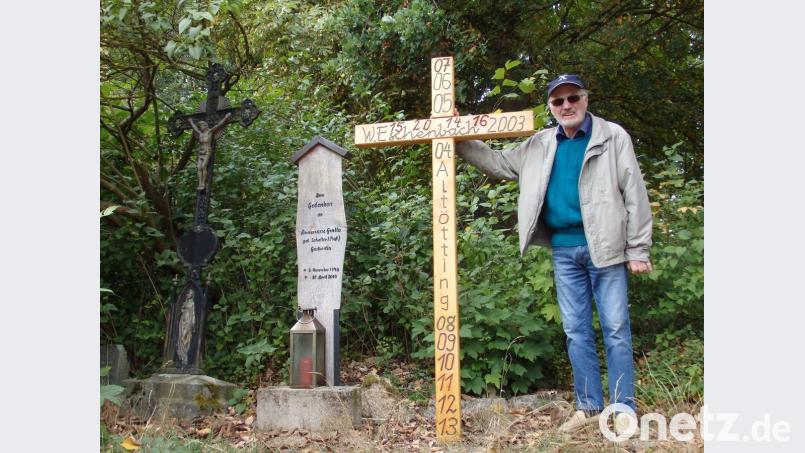 Im Biergarten des Grundstücks von Peter Gralla hat die Familie neben einem Kreuz eine Gedenktafel für die verstorbene Annemarie errichtet; gebaut hat das Marterl Sohn Markus, Peter Gralla ist zuständig für die immer brennende Grableuchte. Bild: wrt