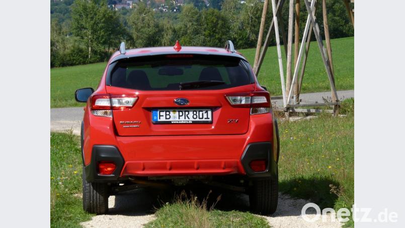 Sehr markant ist die Heckansicht des Subaru XV mit den angedeuteten Unterfahrschutz. Bild: bz