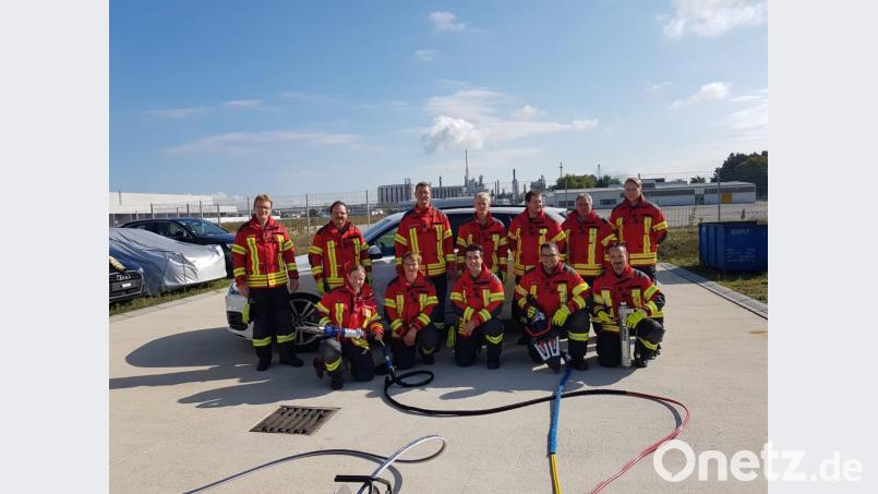 Im Audi-Werk Münchsmünster üben die Mitglieder der Schirmitzer Feuerwehr, wie man Verletzte aus Autowracks befreit. Bild: du