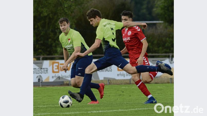 Der Pfreimder Stefan Schießl (Mitte) zieht ab. Sein Teamkollege Bastian Lobinger beobachtet die Szene. Am Samstag müssen beide mit ihren Teamkollegen in Tegernheim ran. Bild: ham