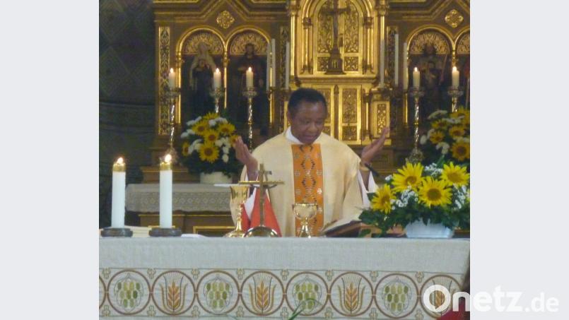 Am Sonntag feierte Pfarrer Dr. Cyprian Anyanwu seinen ersten Gottesdienst in Weidenthal. Bild: ema