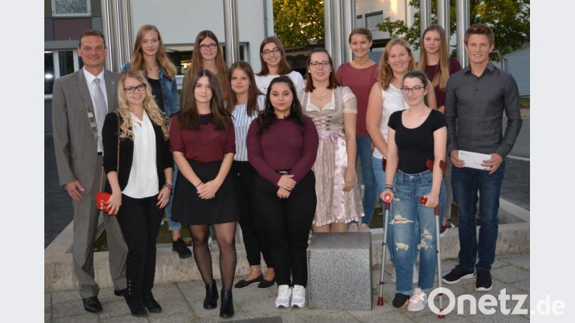 Bürgermeister Ernst Schicketanz (links) ehrt die diesjährigen Schulbesten. Sie haben alle eine eins vorm Komma in ihren Abschlusszeugnissen. Bild: sm
