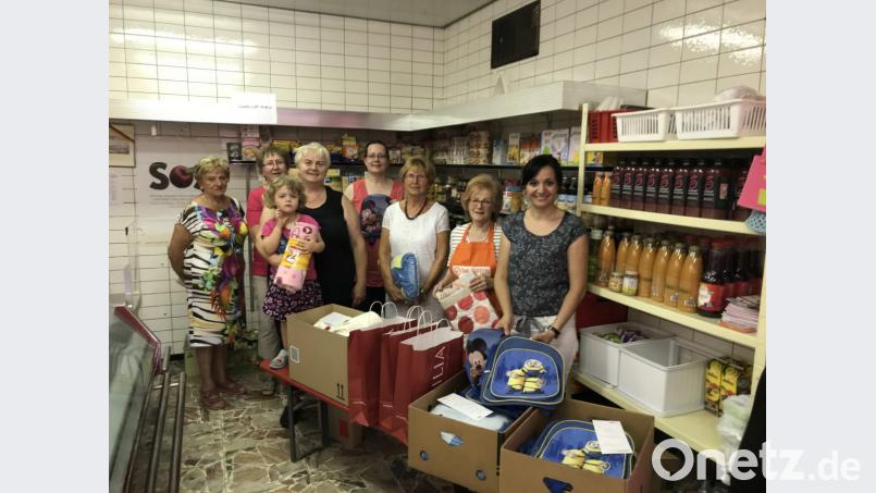 Vorsitzende Angela Burger (Vierte von links) mit einigen Vorstandsmitgliedern der Frauen-Union Waldershof und Else Richter, der Vorsitzenden der Marktredwitzer Tafel. Bild: exb