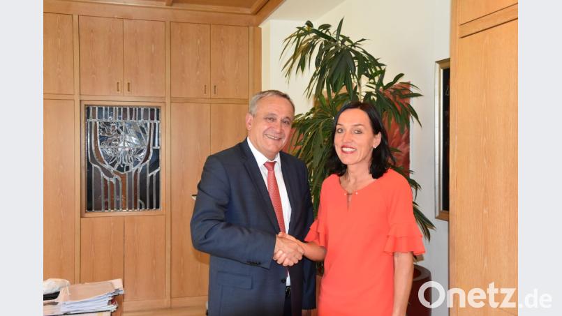 "Eine positive und spannende Aufgabe" - Oberbürgermeister Kurt Seggewiß begrüßt Tanja Willax-Nickl, neue Leiterin der Rehbühlschule in seinem Amtszimmer. Die Rektorin freue sich über die neue Herausforderung. Bild: fuw