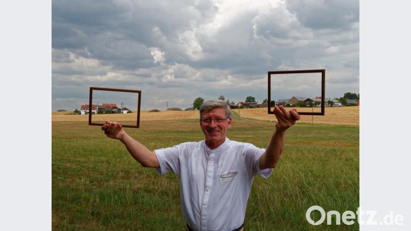 Landwirtschaftsdirektor Wolfgang Wenisch veranschaulicht die Idee der Großensterzer &quot;Bildergalerie&quot; mit zwei Bilderrahmen. Bild: tr