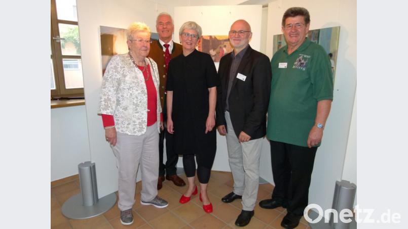 Rosa Schießl (von links), Arnold Kimmerl, Friederike Breier, Siegfried Bräuer und Wilfried Neuber freuen sich über die gelungene Ausstellung im Museum. Bild: Portner