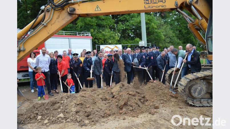 Der erste Haufen Erdreich wird beimSpatenstich bewegt und damit beginnt der Bau des neuen Feuerwehrhauses an der Hans-Ram-Allee. Bild: fz