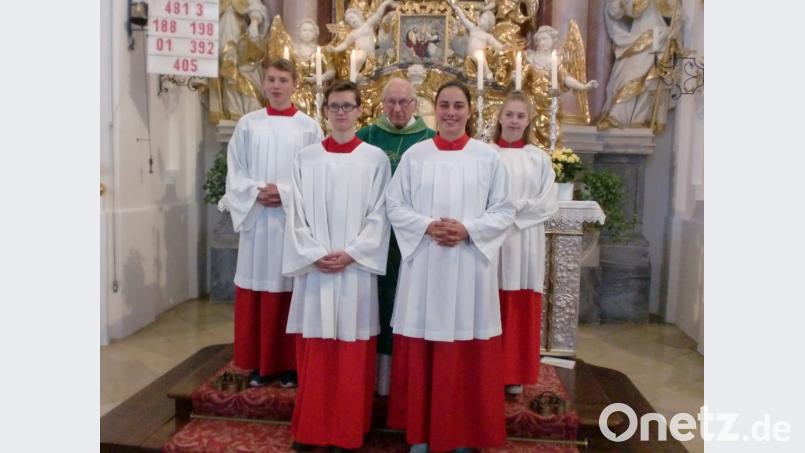 Nicolas Forster und Elena Männer (vorne) sowie die Oberministranten Eva Wifling und Lukas Forster zusammen mit Pfarradministrator Pater Friedhelm Czinczoll. Bild: exb