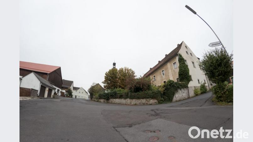 Der Bärnauer Stadtrat diskutiert, ob es sinnvoll ist den Maibaumstandort vom Ortszentrum am Schlossplatz bei der Dorferneuerung zur Mehrzweckhalle zu verlegen. Bild: dtr