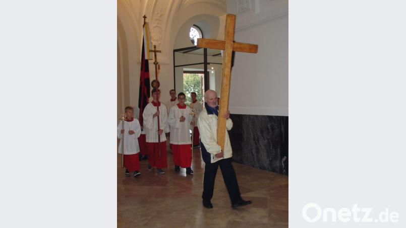 des Jahr zieht die Pilgergruppe mit dem Kreuz in Altötting in die Basilika ein Bild: wrt