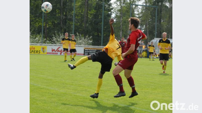 Am vergangenen Sonntag gewann der TSV Waldershof (rechts Julian Fritsch) beim FC Tirschenreuth II (links Samuel Gebru Fantaye) mit 2:0. Am Samstag will der Spitzenreiter der Kreisklasse Stiftland im Heimspiel gegen den SV Schönhaid im elften Spiel den elften Sieg landen. Bild: Rudi Gebert