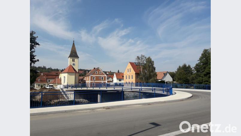 Trotz aller Einschränkungen hätten die Theuerner Bürger die Bauphase der Brücke wohlwollend begleitet, heißt es in einer Presseinfo. Bild: exb