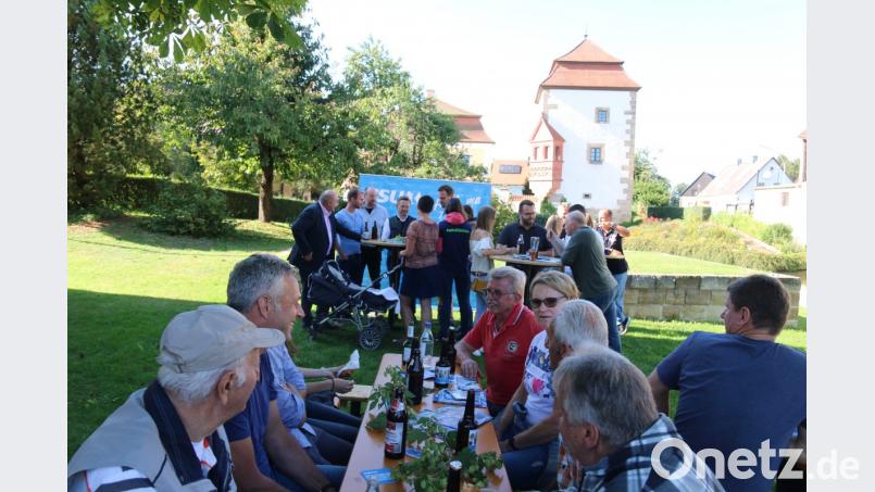 Am Dorfplatz vor dem Dießfurter Schloss können sich Pressather und Dießfurter mit Landtagsabgeordnetem Tobias Reiß und Bezirkstagslistenkandidat Matthias Grundler austauschen. Bild: sne