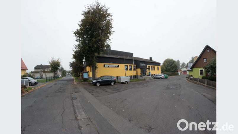 Der Platz rund um die Mehrzweckhalle soll im Zuge der Ortsverschönerung sowohl gestalterisch als auch funktionell aufgebessert werden. Bild: dtr