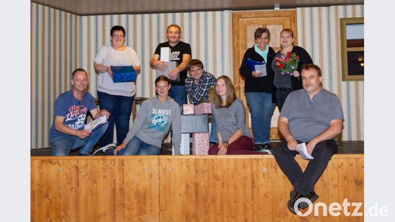 Lustig und vielversprechend gestalten sich die Proben unter Regisseur Josef Kleber (rechts) auf der bereits fertiggestellten Bühne im Hans-Sommer-Sportheim. Bild: fjo
