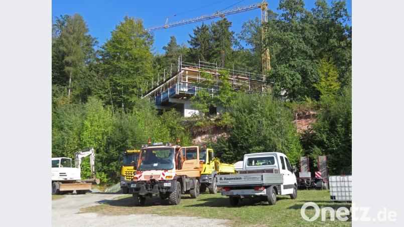 An der Baustelle des Infozentrums Rauher Kulm kann man inzwischen die markante Silhouette des aus Finnland stammenden Gebäudes erkennen. Im nächsten Sommer können die Gäste von dort aus bei einer Tasse Kaffee auf der freitragenden Terrasse die herrliche Aussicht genießen. Bild: ow
