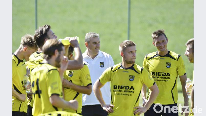 Gespannte Blicke bei den Spielern des FC Amberg vor dem Stadtduell gegen den SV Inter Bergsteig Amberg. „Mit einem Sieg könnten wir einen Sprung ins gesicherte Mittelfeld machen“, sagt FC-Trainer Rainer Greger (weißes Shirt) und warnt zugleich: „Eine einfache Nummer wird es aber sicher nicht.“ Bild: Ziegler