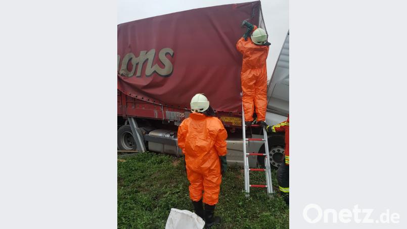 Ein Trupp geht mit Flüssigkeitsschutzkleidung zur Erkundung vor. Bild: mde