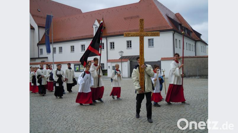 Jedes Jahr zieht die Pilgergruppe mit dem Kreuz in Altötting in die Basilika ein Bild: wrt