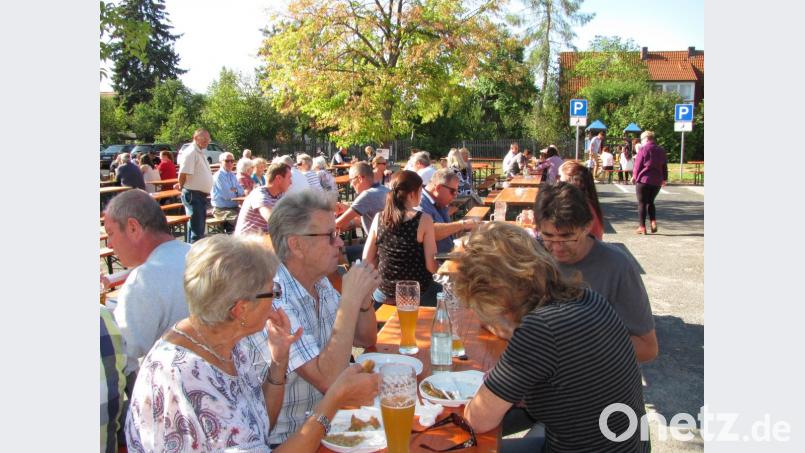 Ab dem Nachmittag strömten die Gäste zum Mehrzweckhallenparkplatz, um die Spezialitäten rund ums Sauerkraut zu genießen. Bild: sei