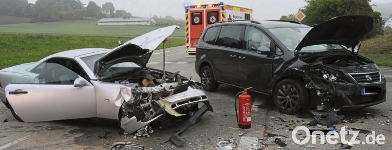 Ziemlicher Totalschaden – so die Einschätzung der Polizei, nachdem bei Immenstetten ein links abbiegender Seat und ein geradeaus fahrender Mercedes frontal zusammengestoßen waren. Bild: gf