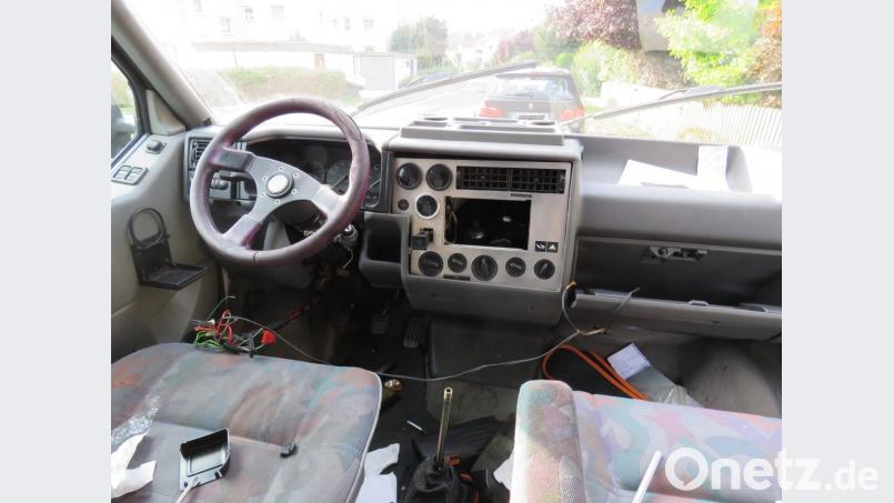 Bei Aufbruch des T 4 richtete der Dieb enormen Schaden an. Bild: Polizei