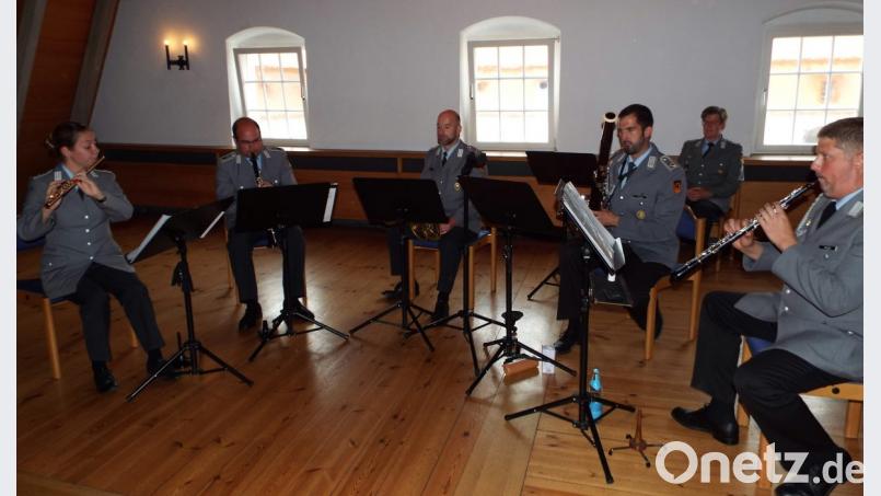 Das Ensemble des Heeresmusikkorps Veitshöchheim spielte unter der Leitung von Hauptfeldwebel Valerie Henning (links). Bild: e