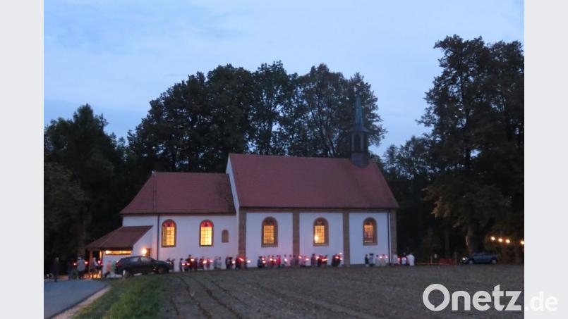 Zu Ehren der Gottesmutter Maria zogen die Gläubigen in einer Lichterprozession betend und singend zum Wegkreuz nach Drechselberg. Bild: rha