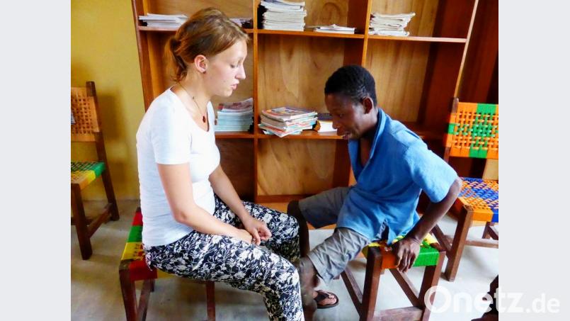 Stefanie Quandt bei ihrer physiotherapeutischen Arbeit an der Baobab School in Ghana. Dieser Junge kann nicht gehen, hilft seiner Familie aber dennoch kriechend bei der Feldarbeit. Bild: Hanna Gibbs